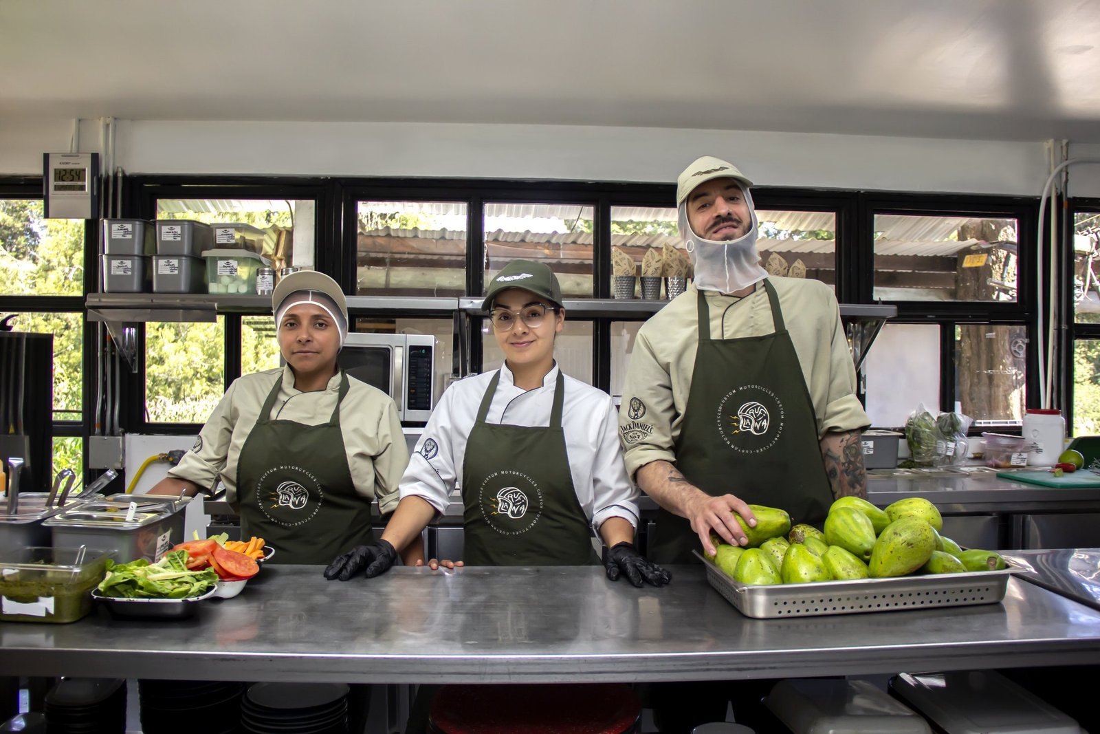 Equipo de cocina con uniformes a la medida