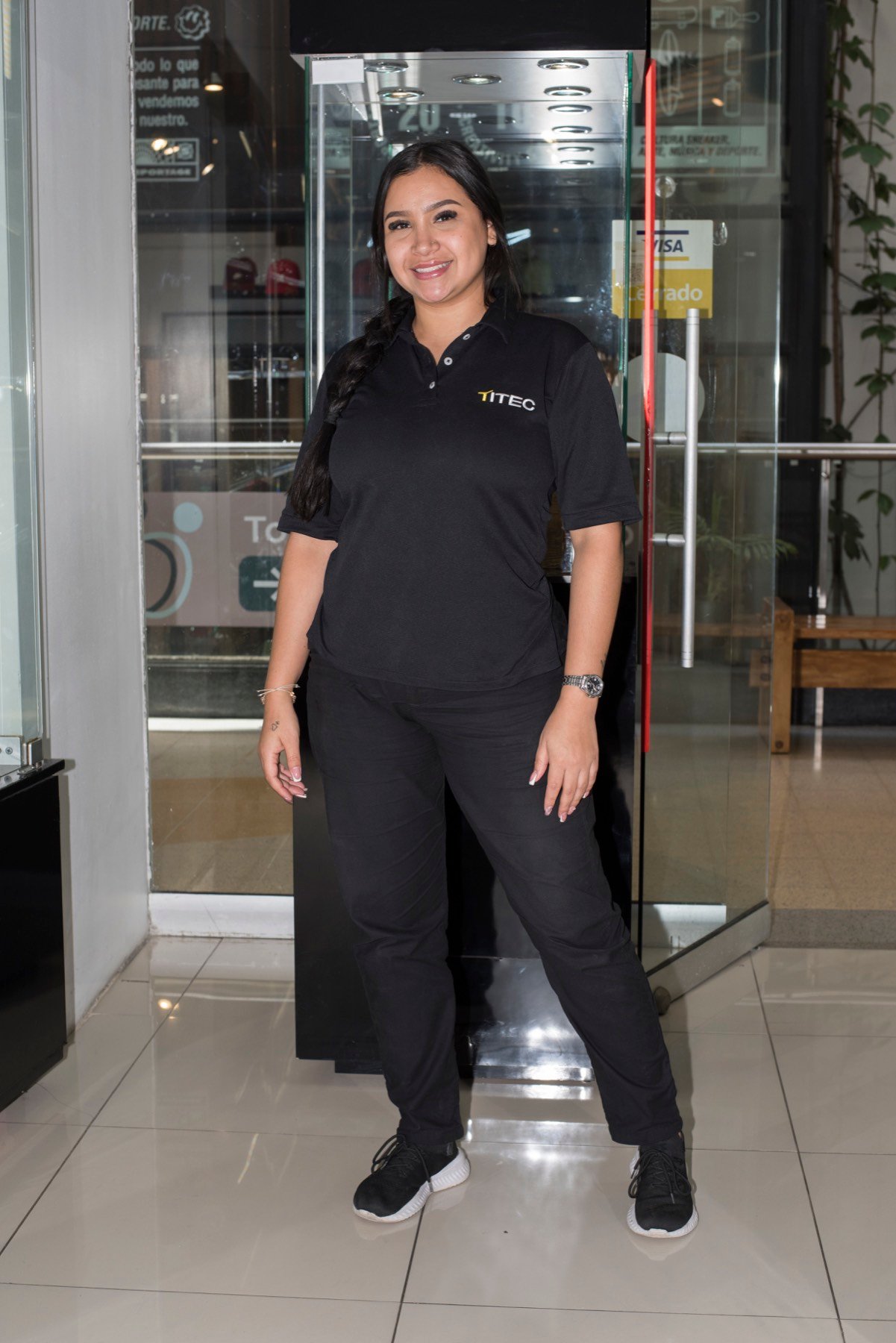 Persona con uniforme corporativo