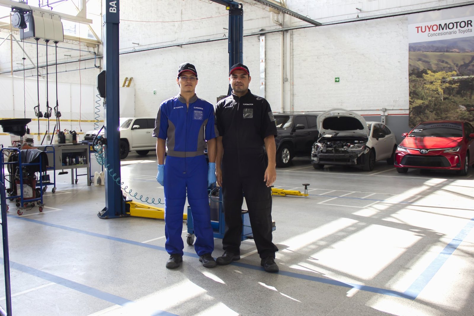 Técnicos con uniforme industrial en taller