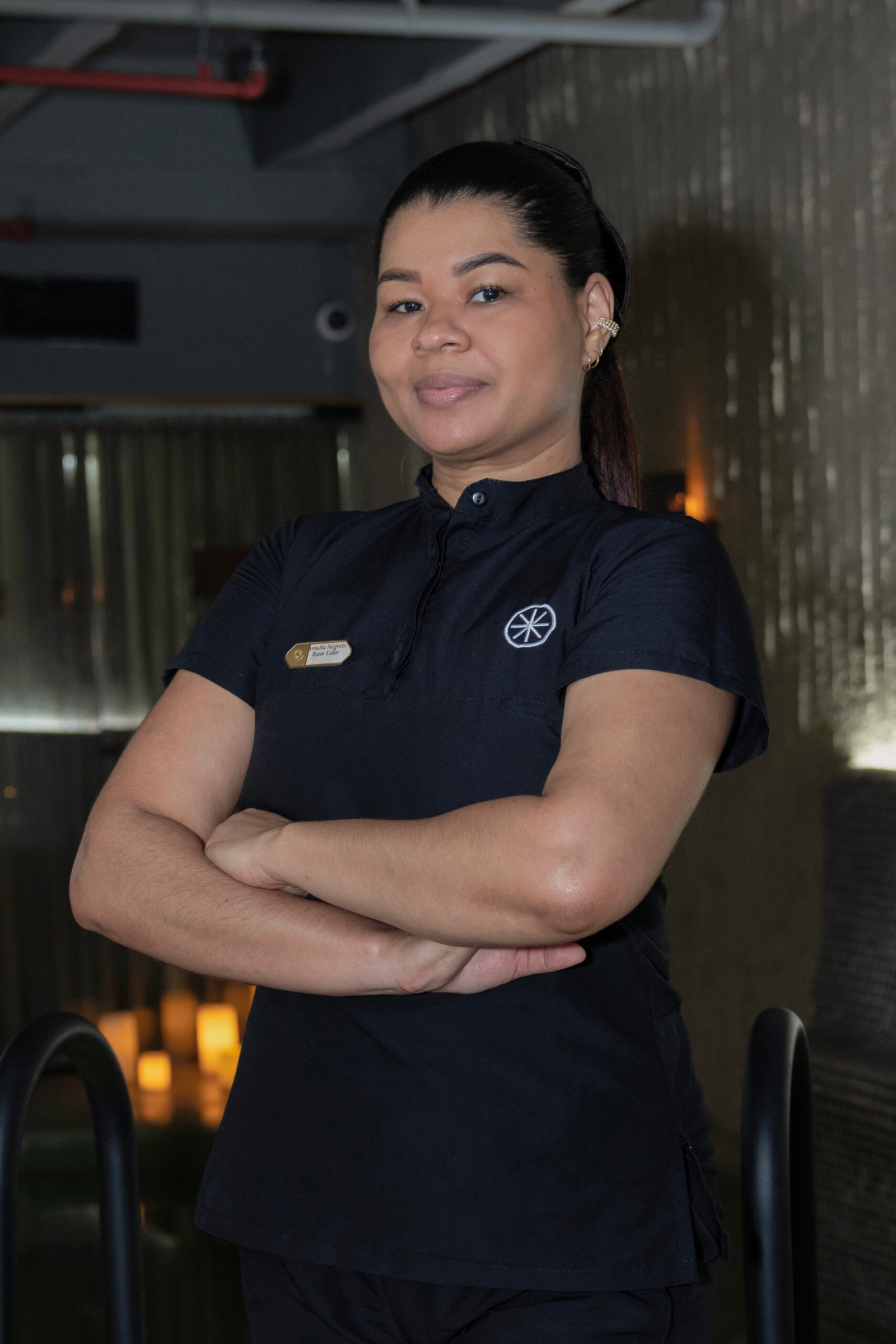 Terapeuta de spa con uniforme bordado