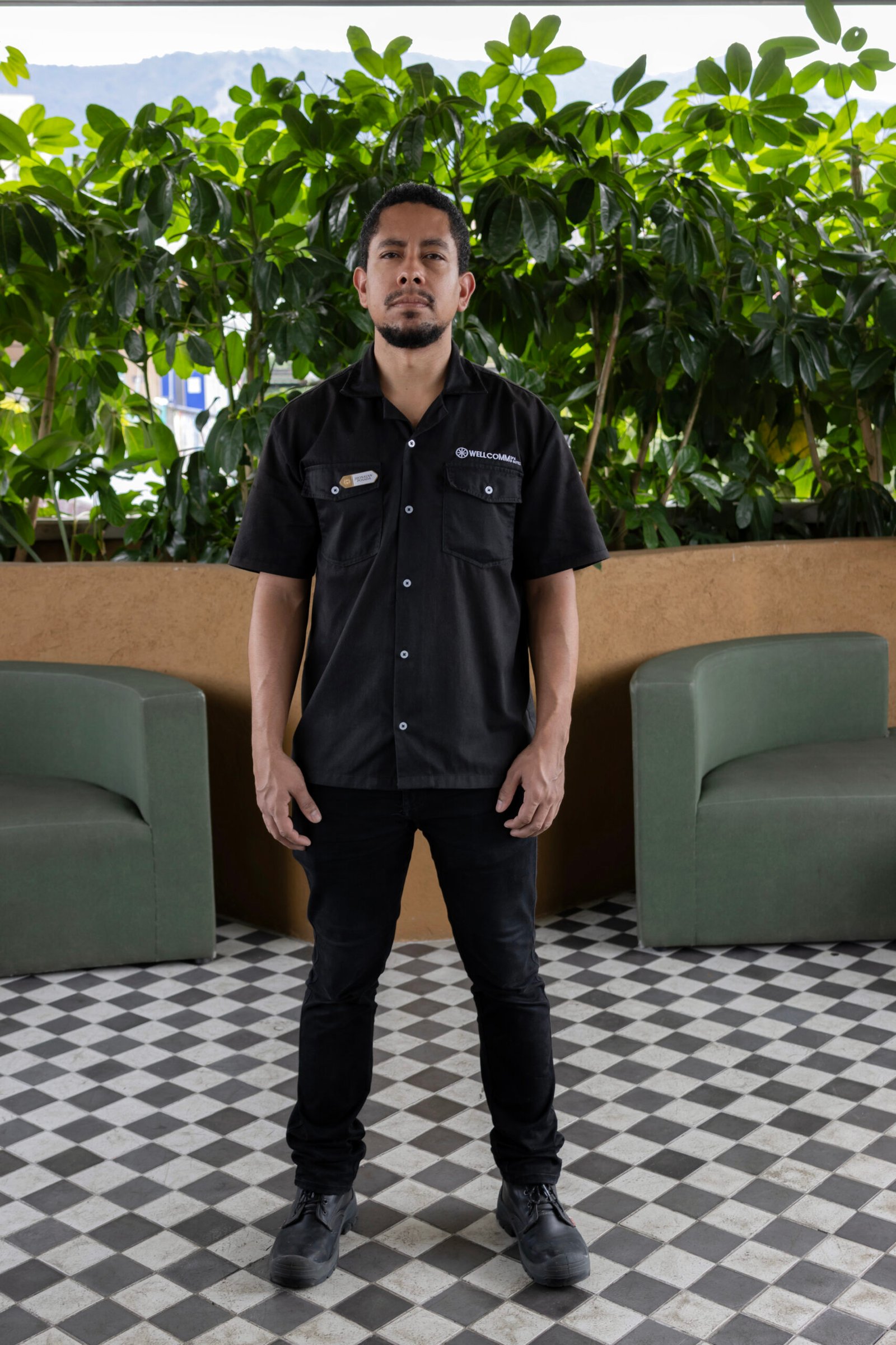Colaborador de hotel con uniforme negro