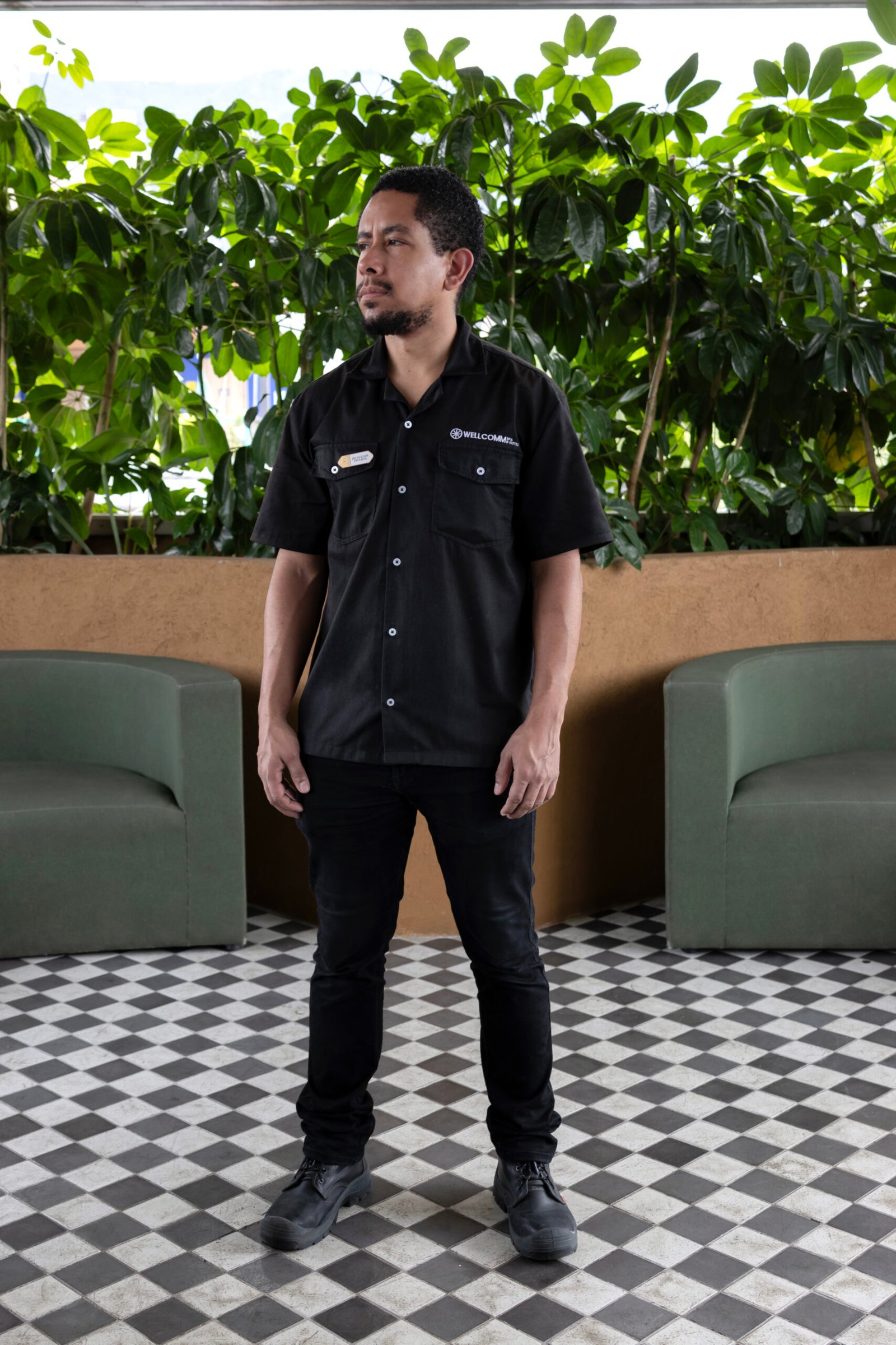 Colaborador de hotel con uniforme completo