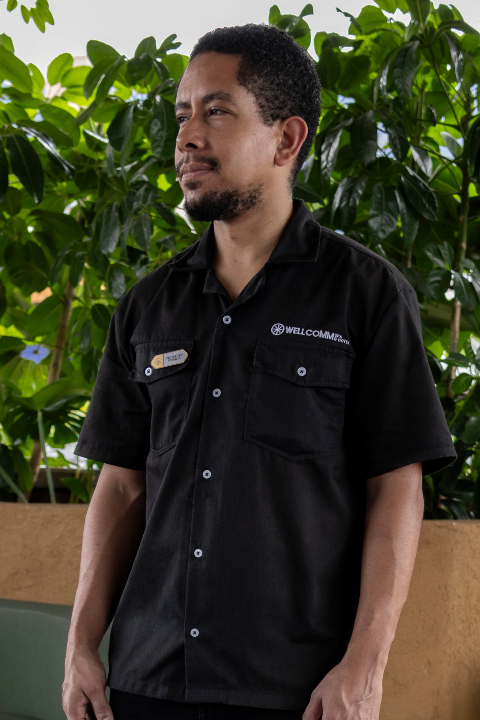 Colaborador de hotel con camisa de trabajo bordada
