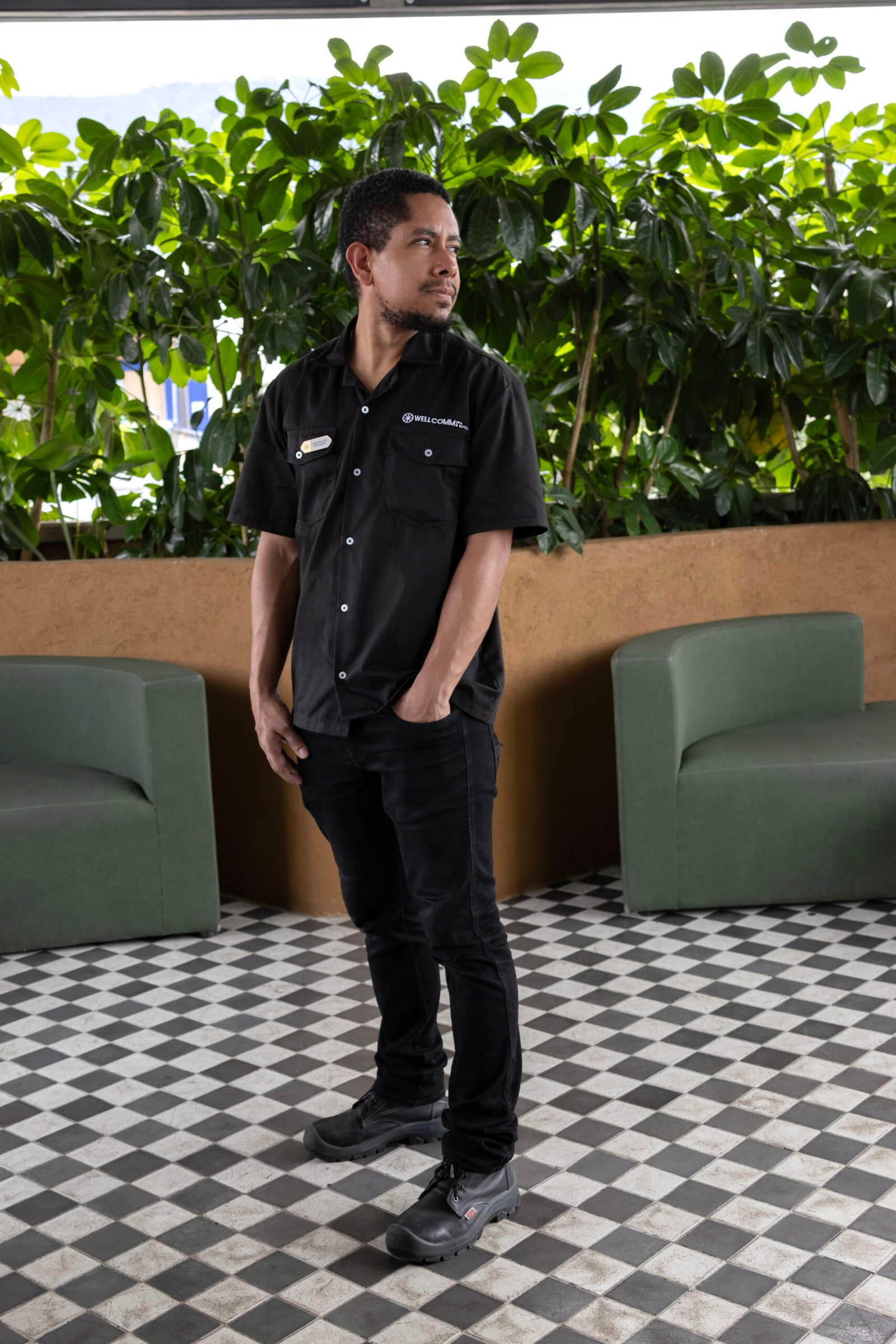 Colaborador de hotel con uniforme