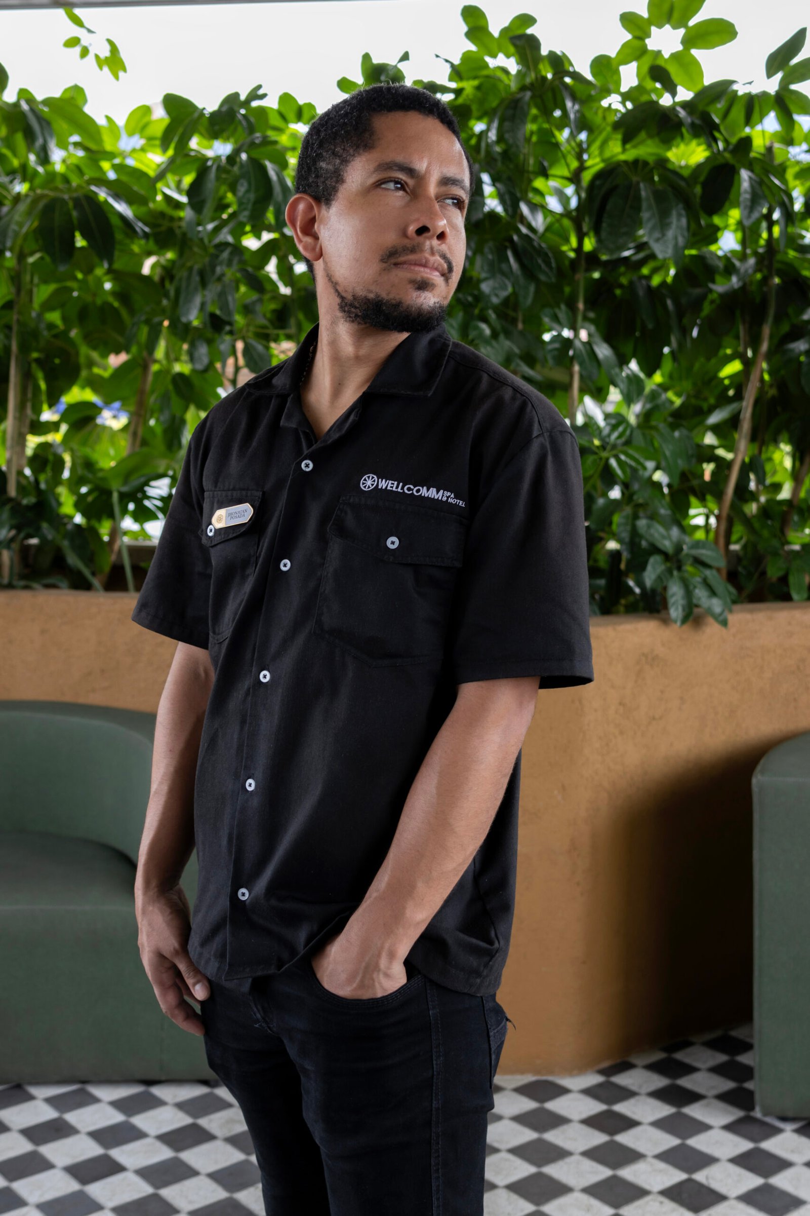 Colaborador de hotel con camisa bordada
