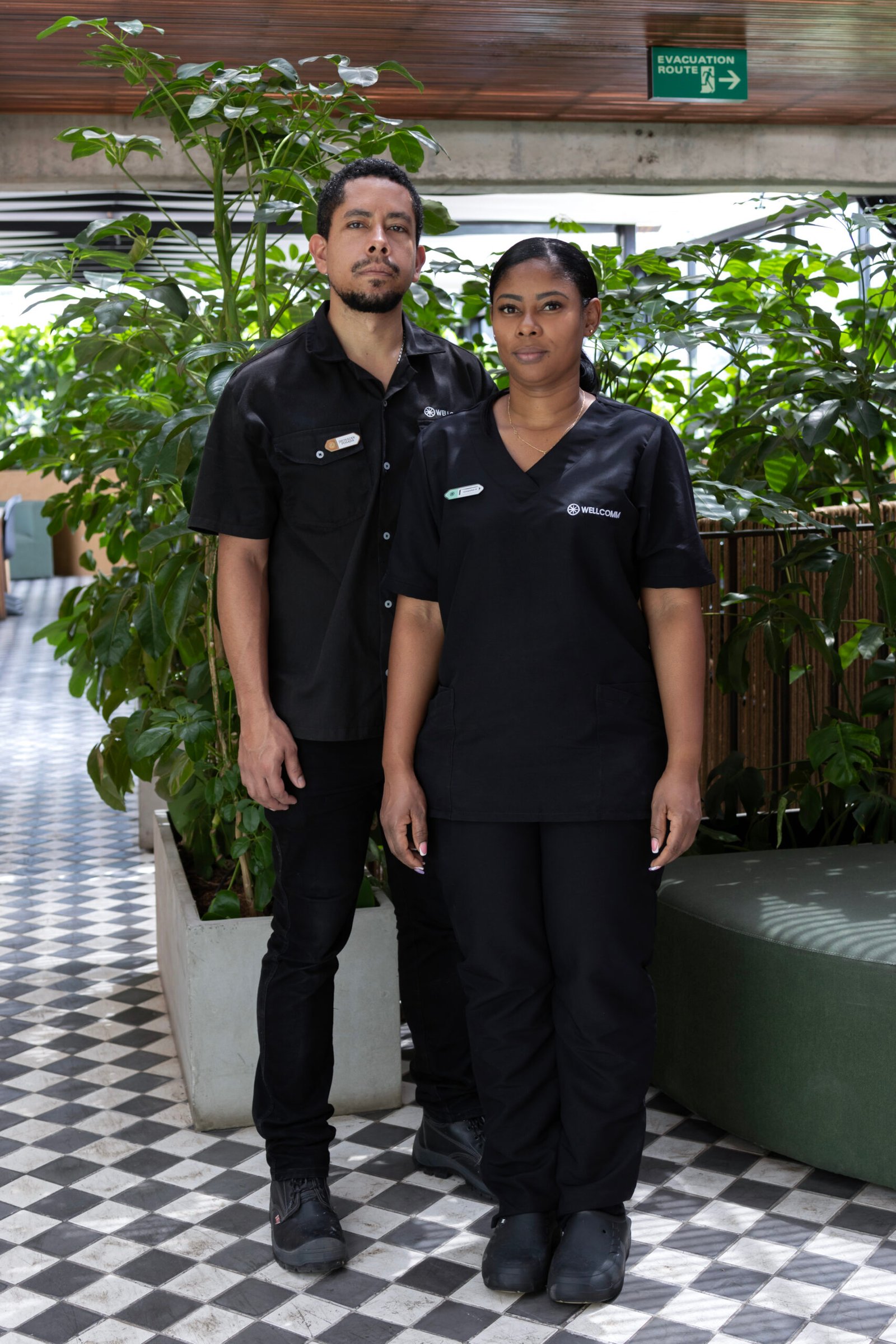 Equipo de hotel y spa con uniforme