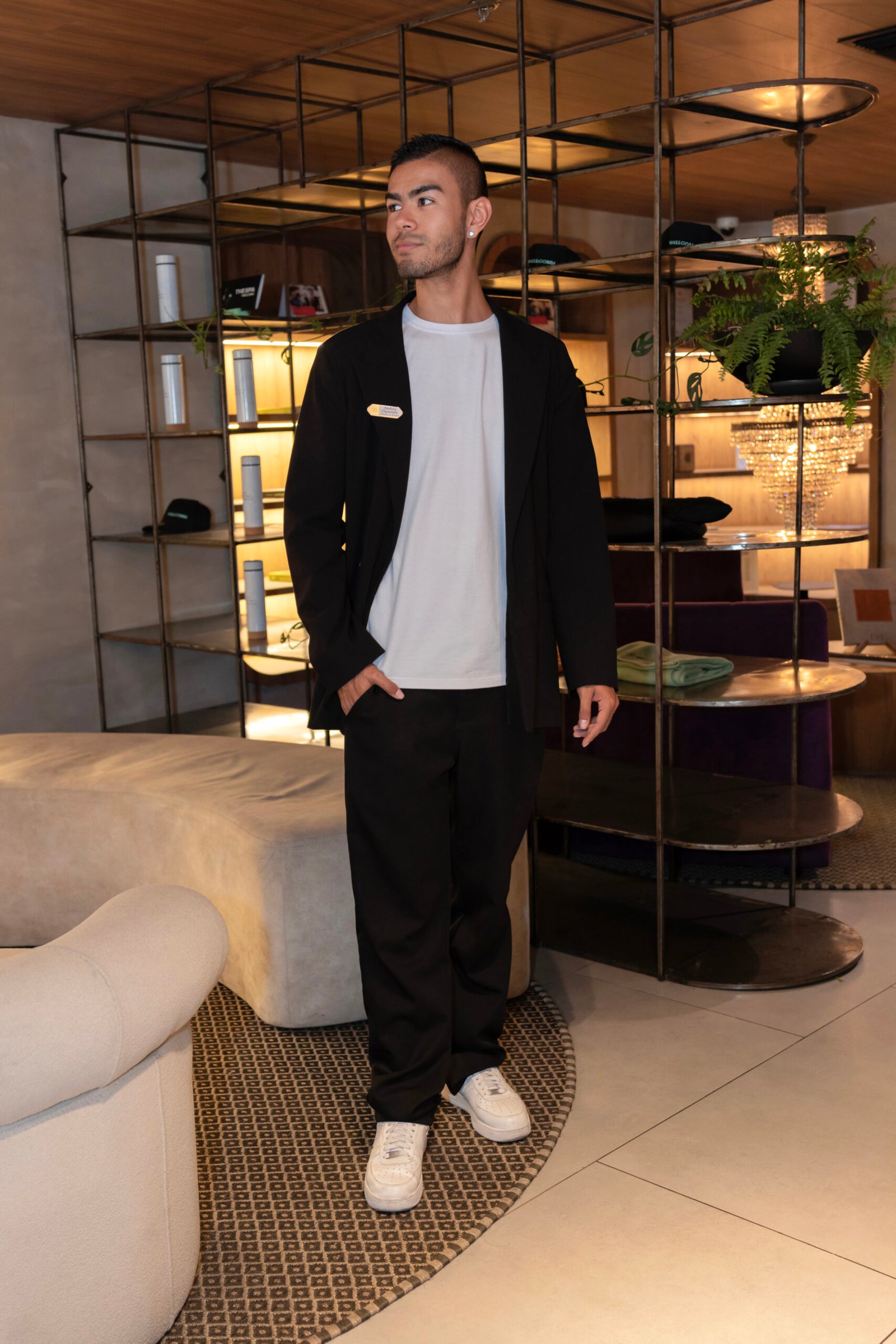 Recepcionista con blazer en el lobby