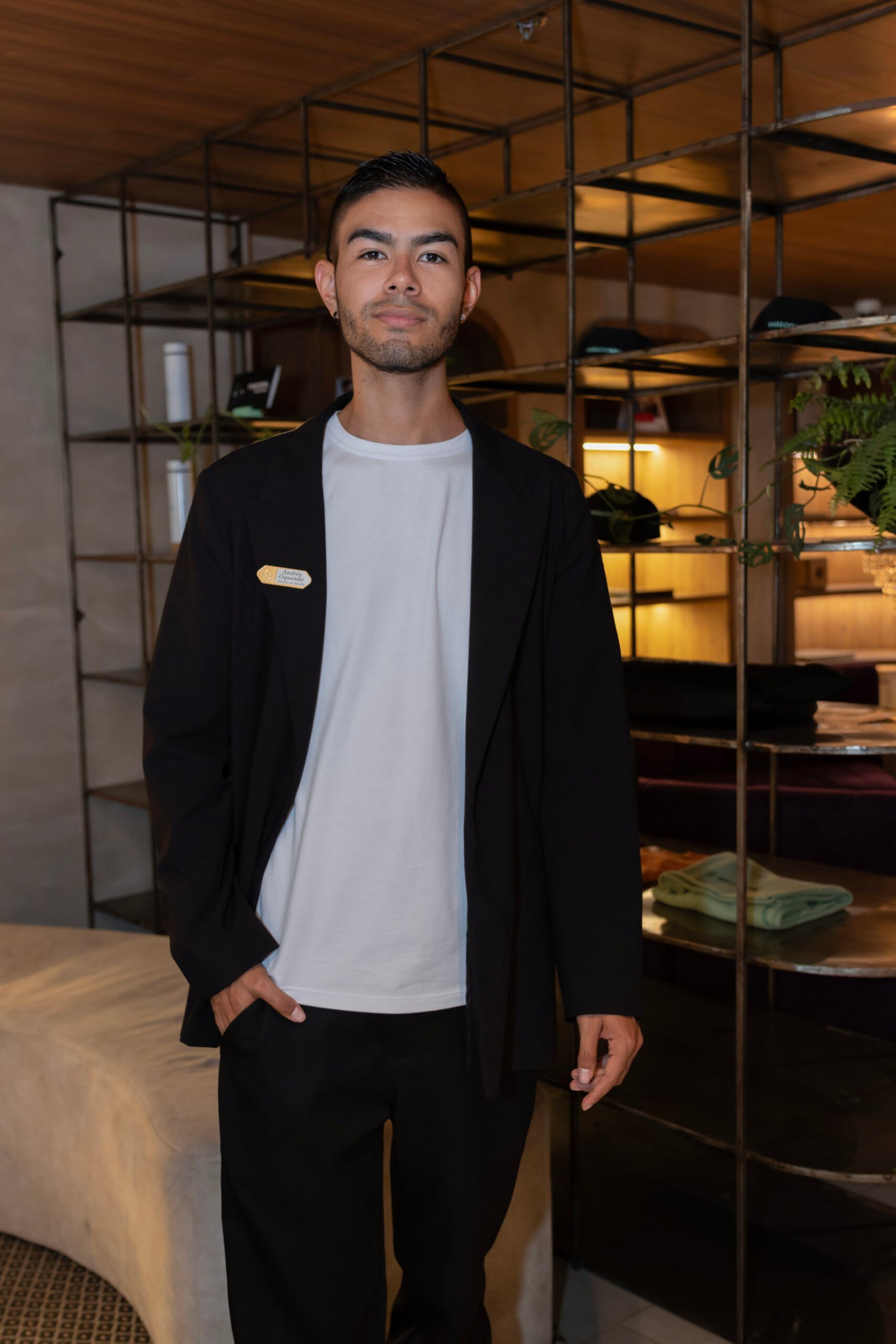 Recepcionista con blazer y camiseta