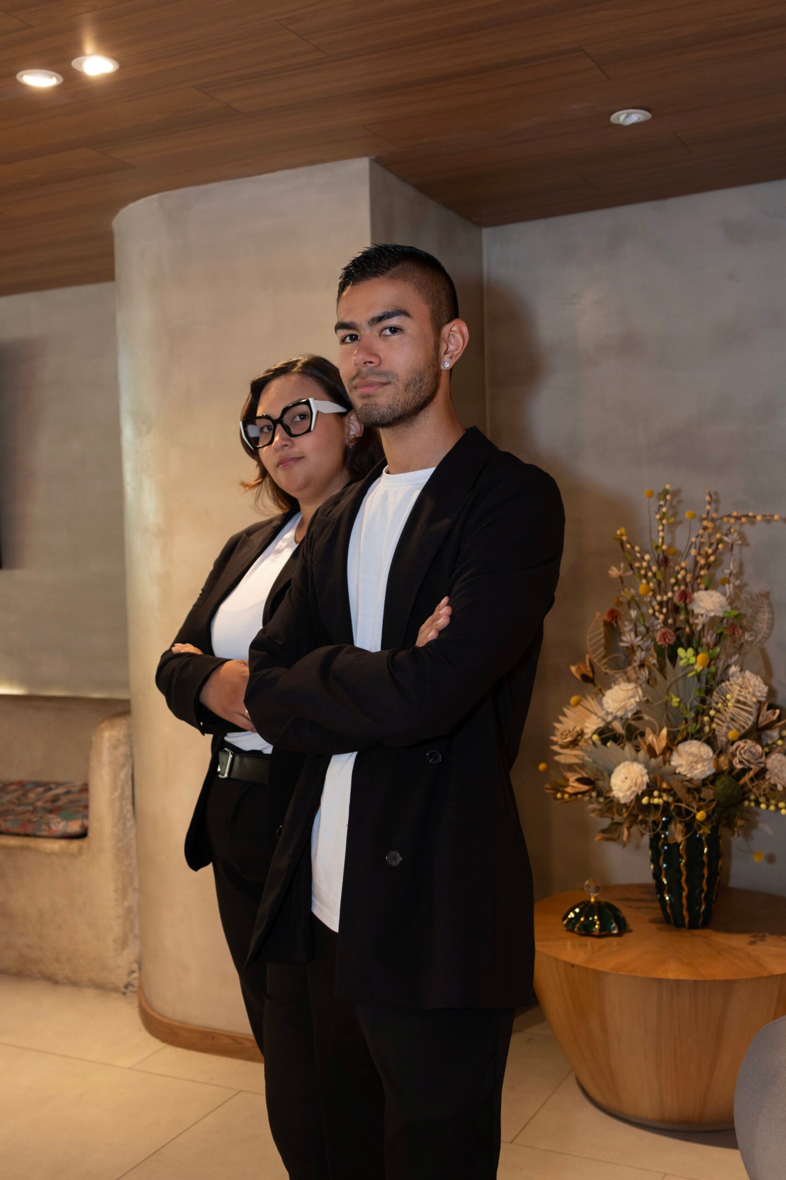 Equipo de recepción con blazer y camiseta