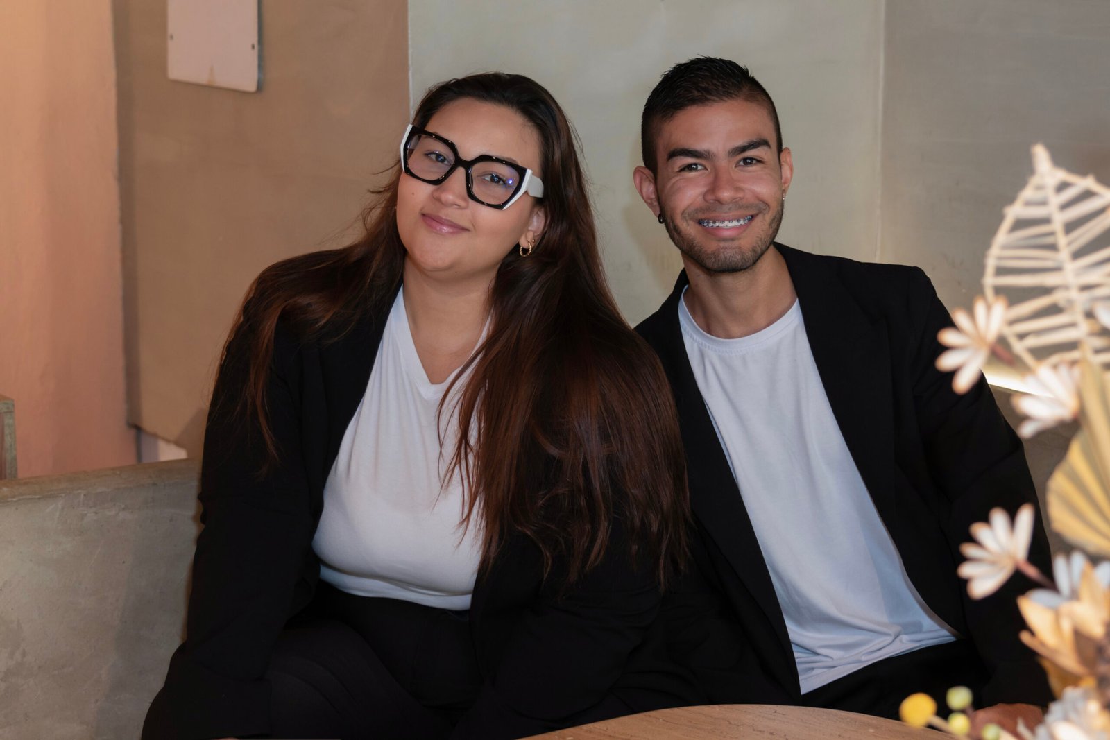 Pareja de colaboradores con blazer y camiseta