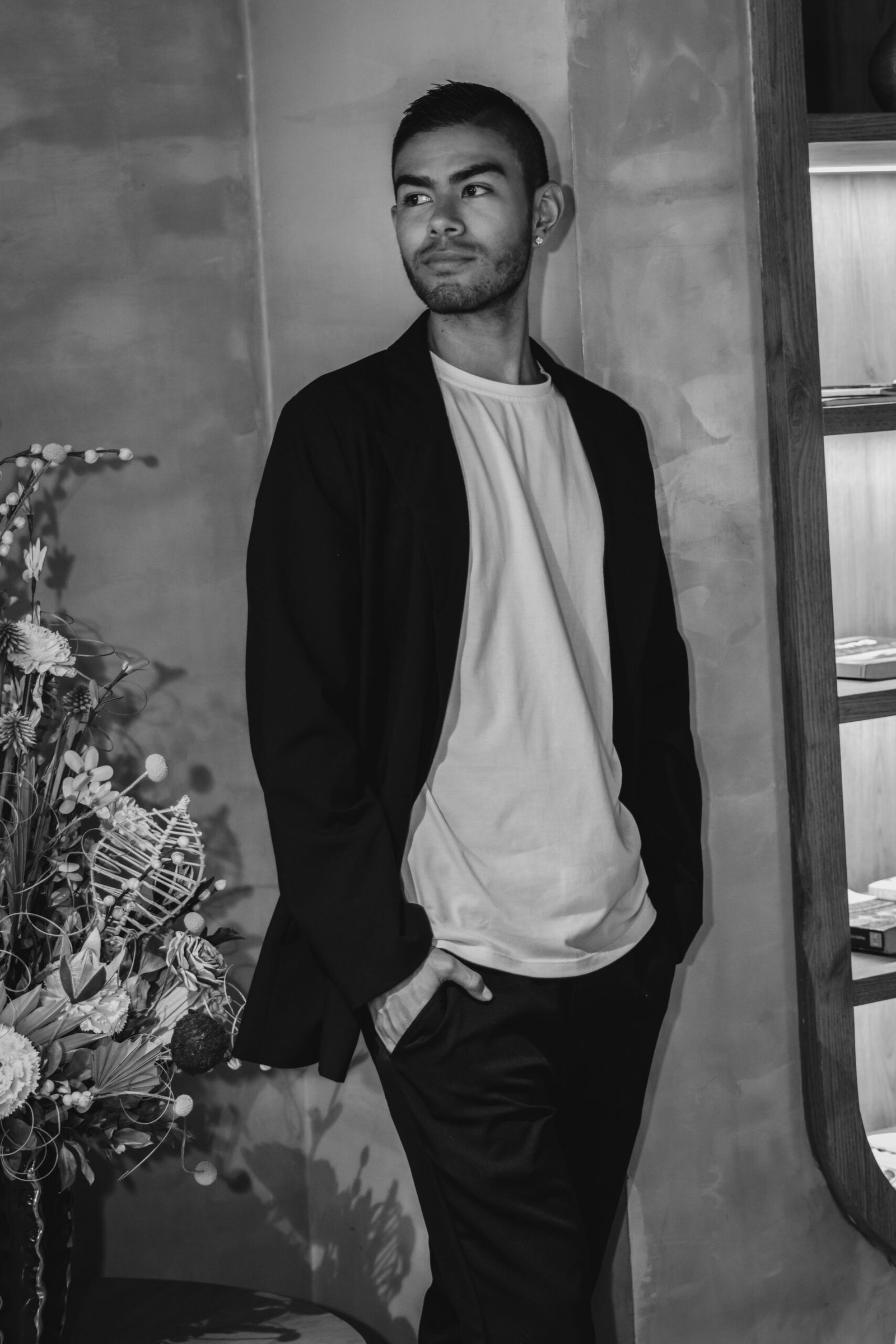 Colaborador con blazer en blanco y negro