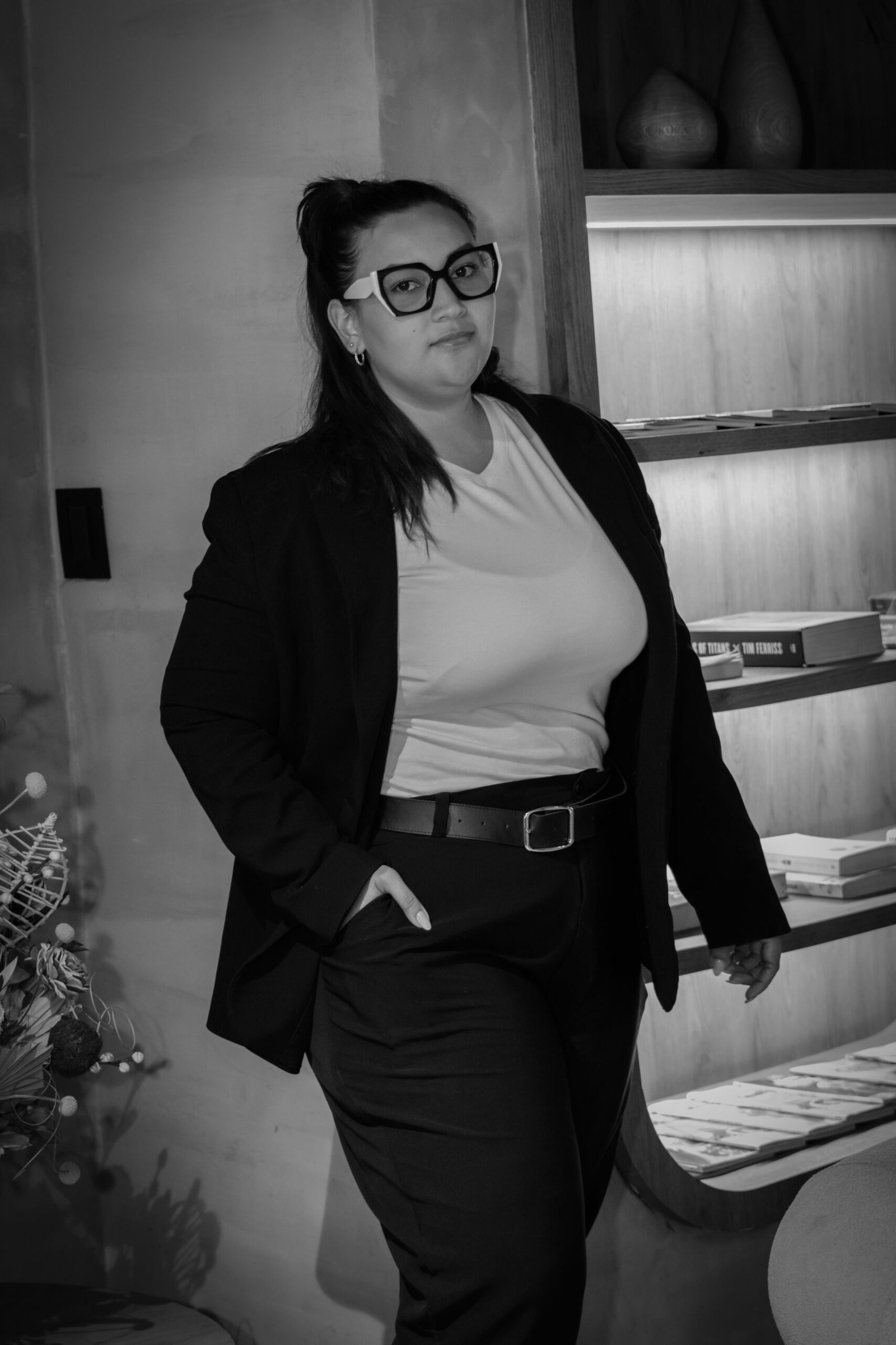 Colaboradora con blazer en blanco y negro