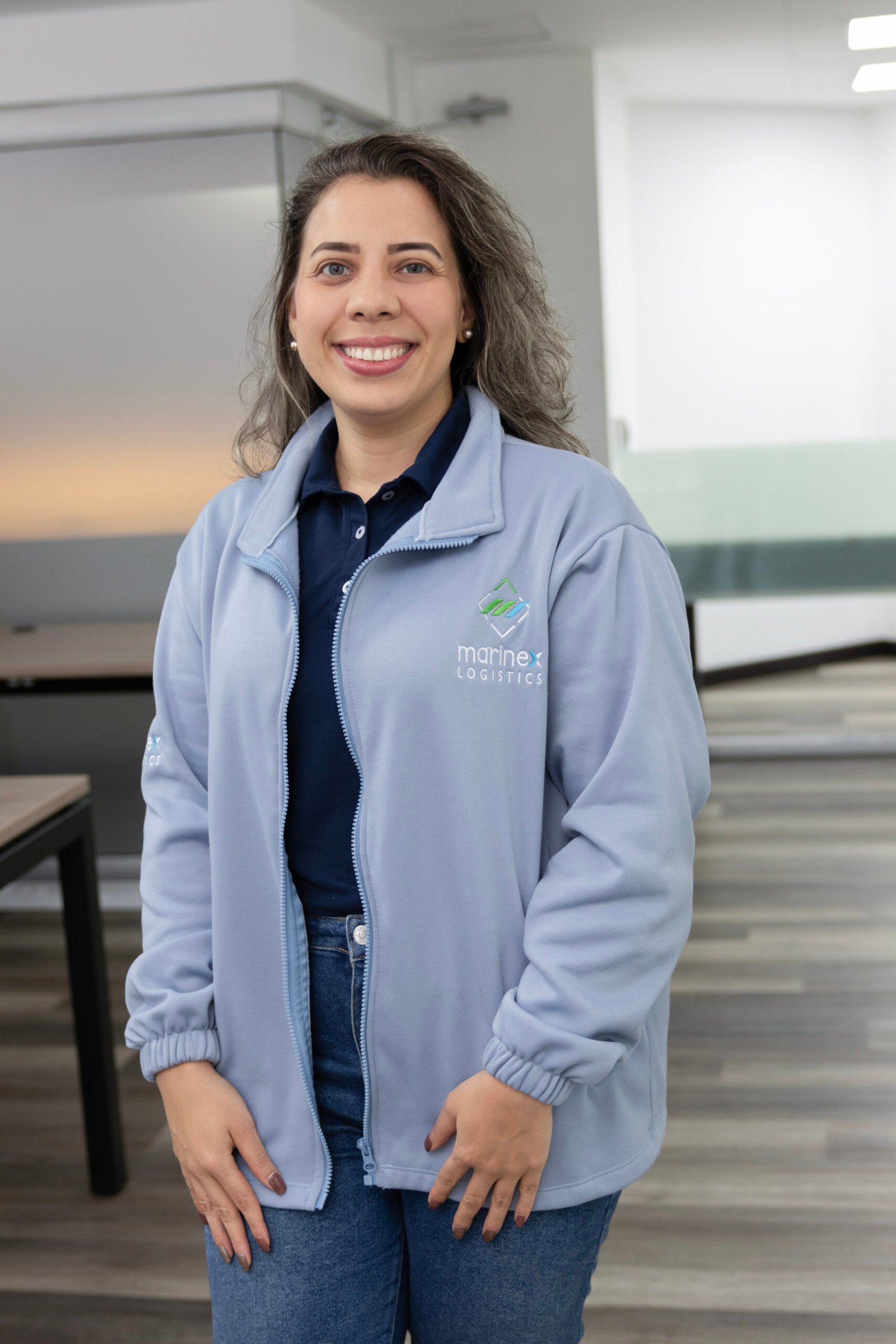 Colaboradora de logística con chaqueta azul clara