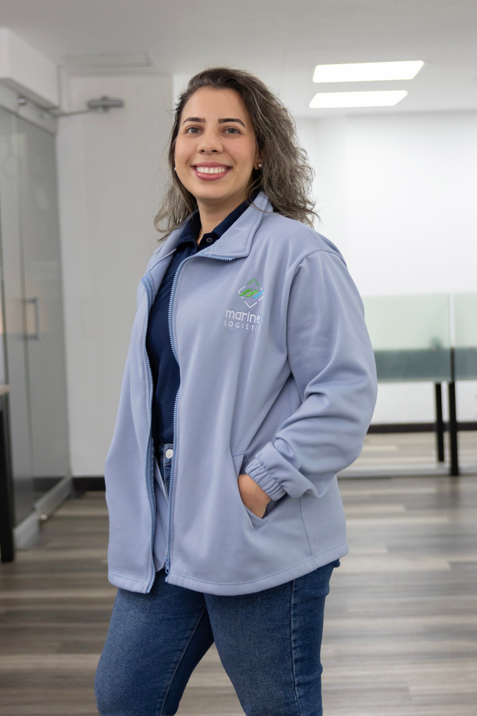 Colaboradora de logística con chaqueta bordada