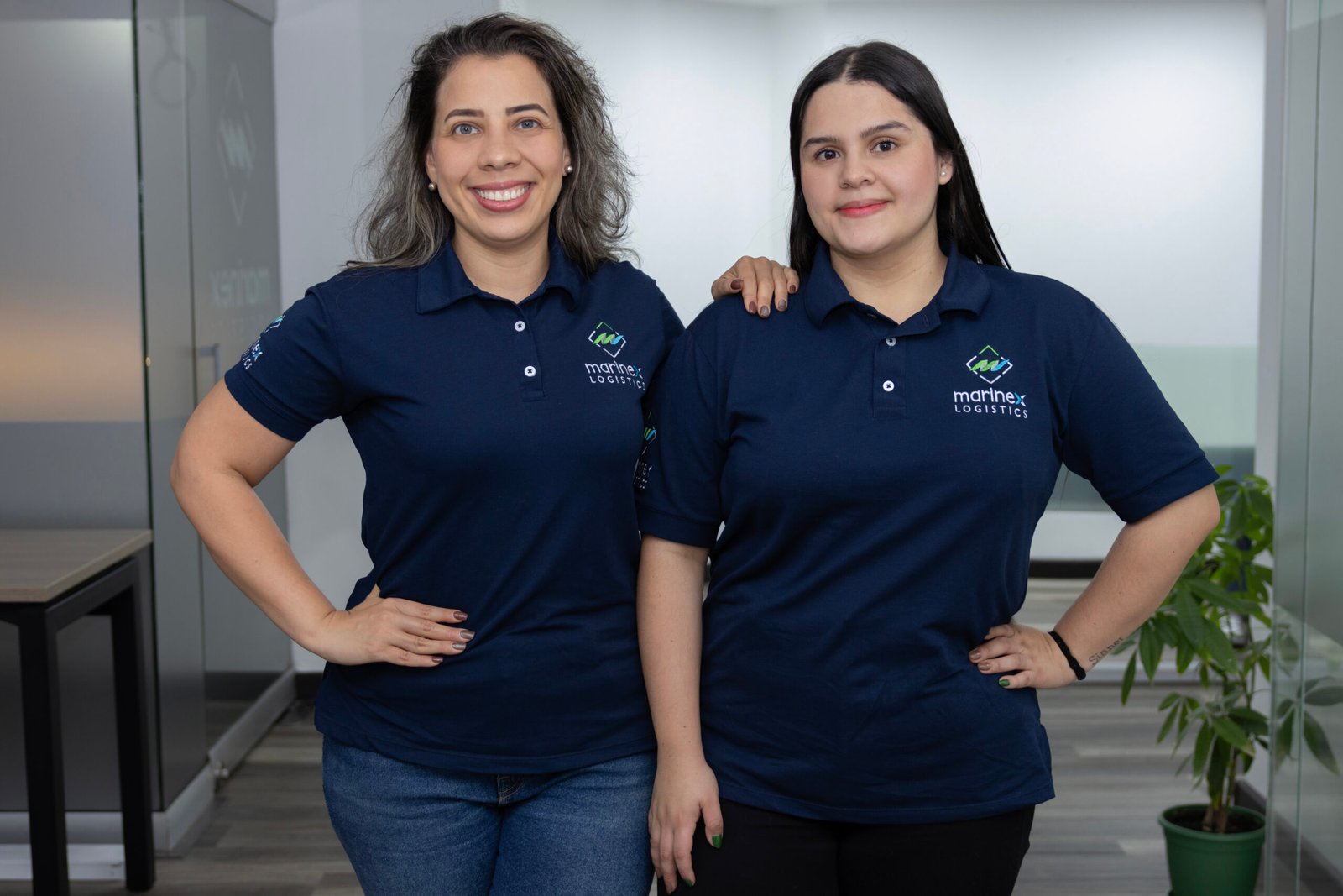 Dos colaboradoras de logística con polo bordado