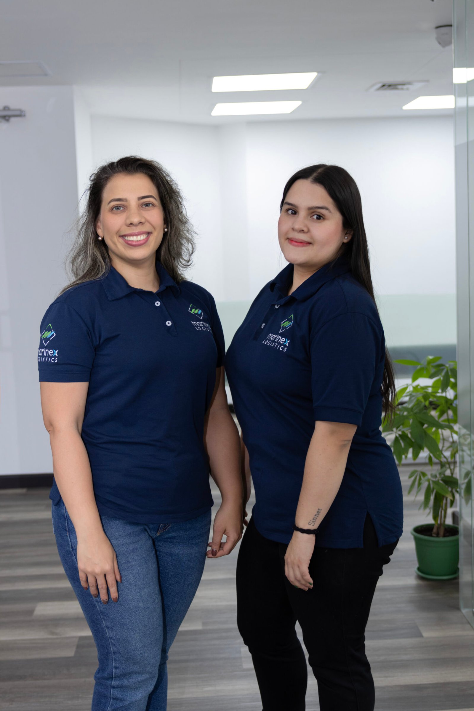 Colaboradoras de logística con polo bordado