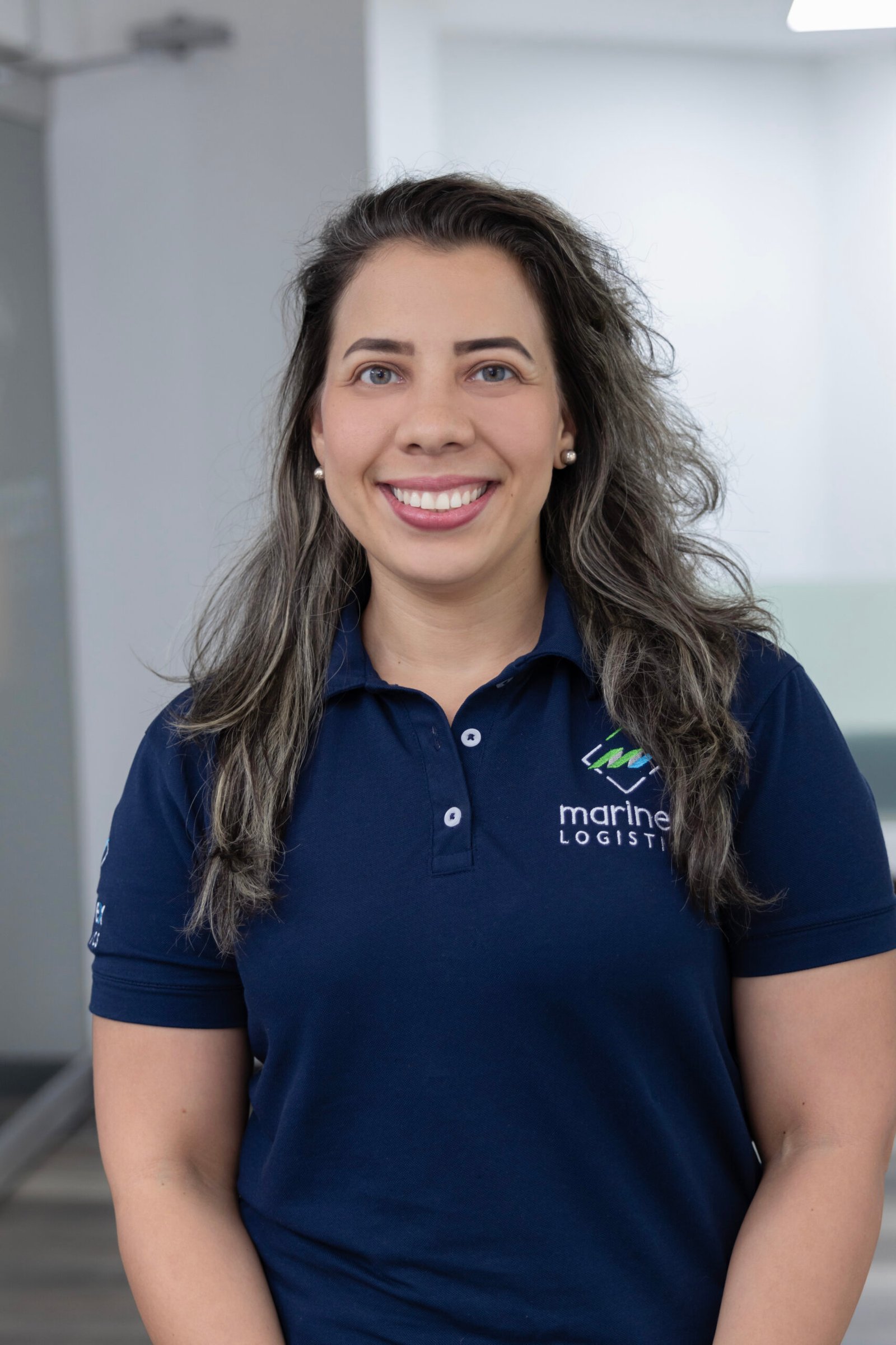 Colaboradora de logística con polo bordado