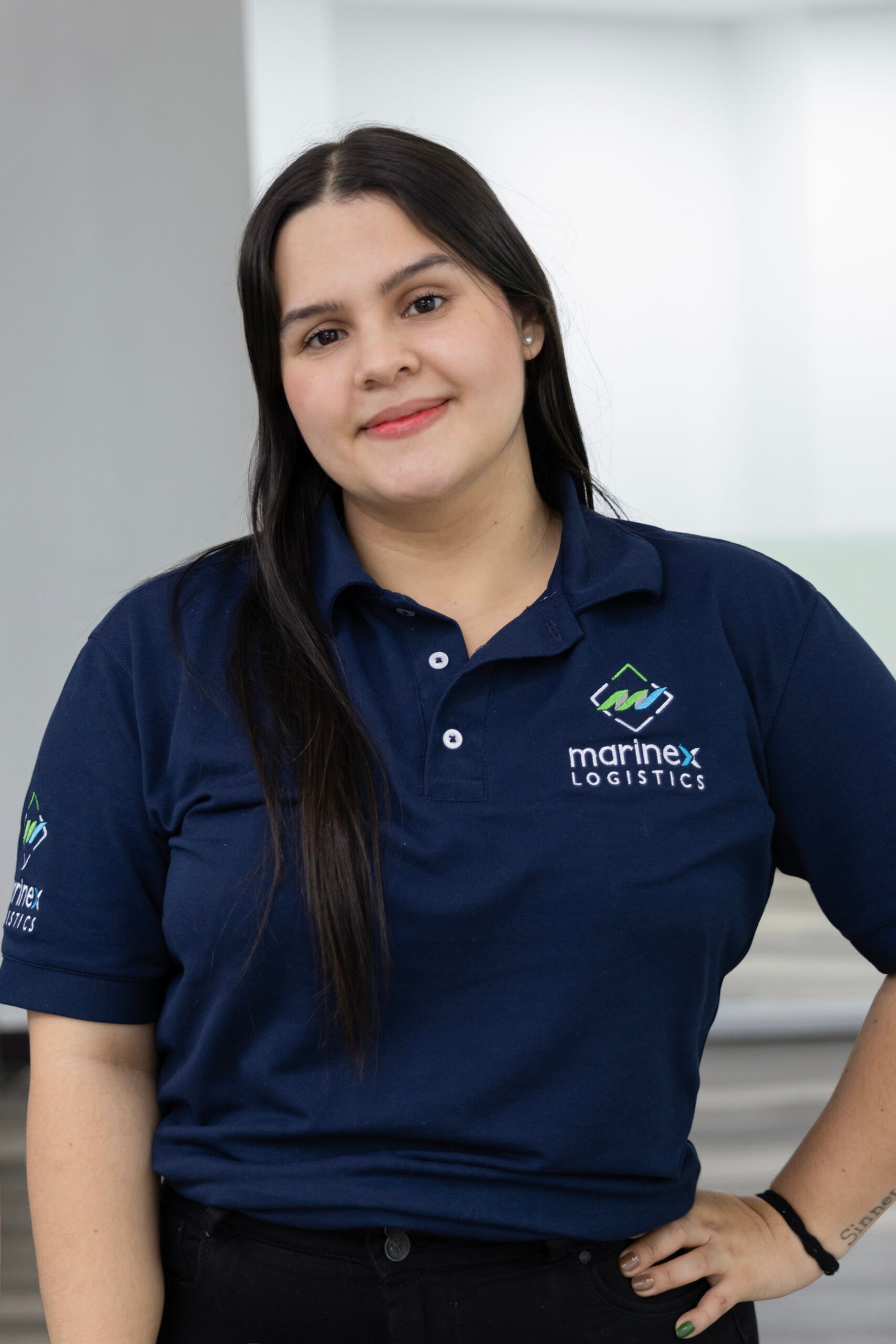 Colaboradora de logística con polo bordado