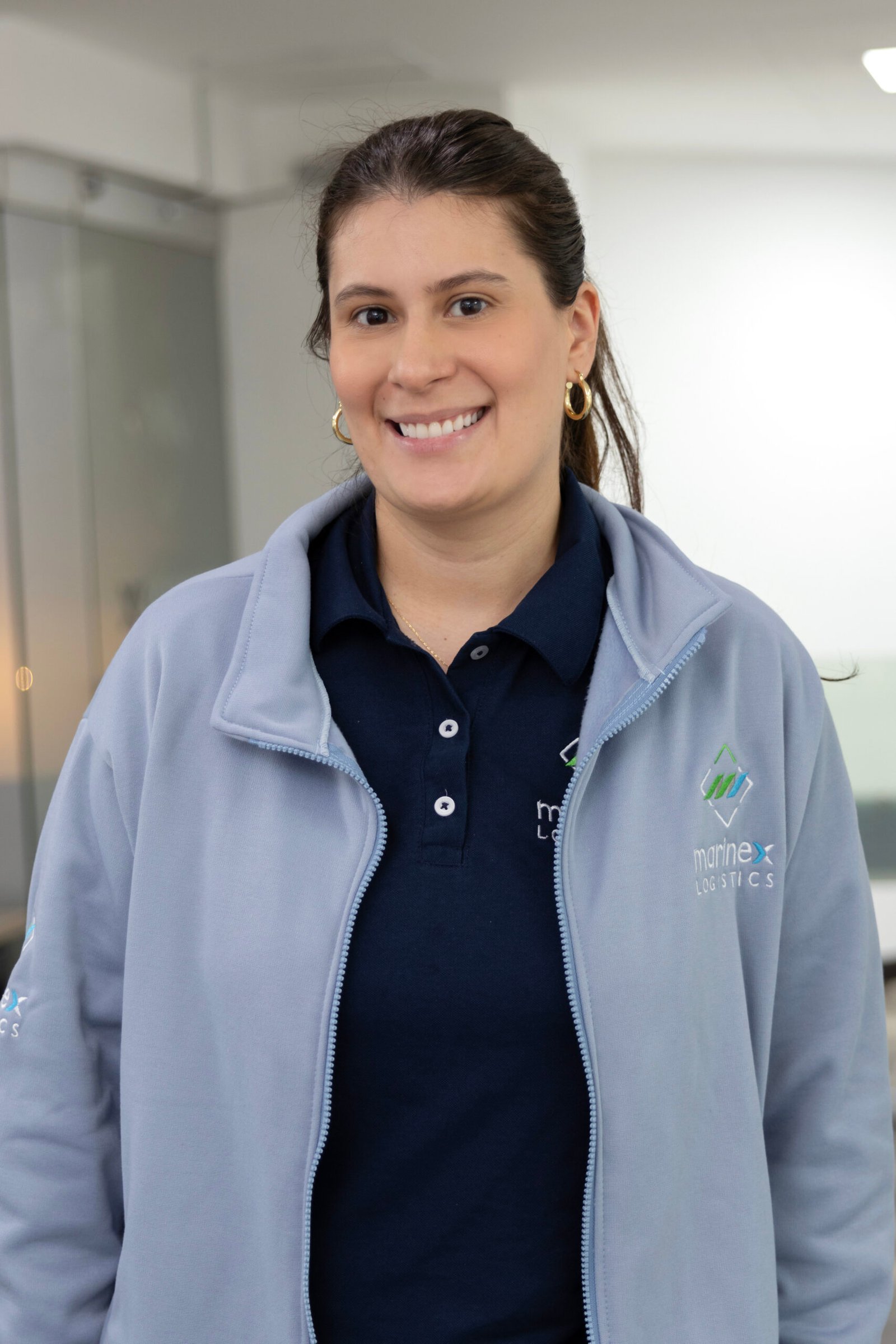 Colaboradora con chaqueta y polo de logística bordados
