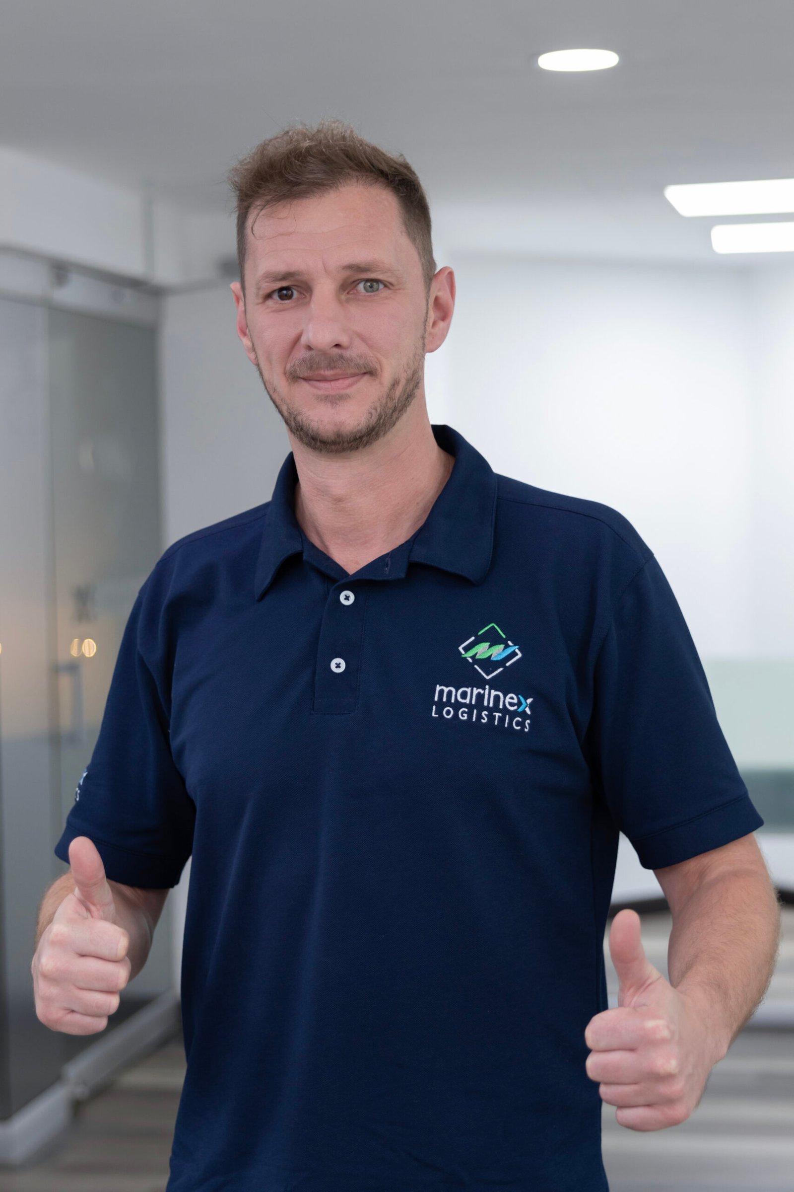 Colaborador de logística con polo bordado