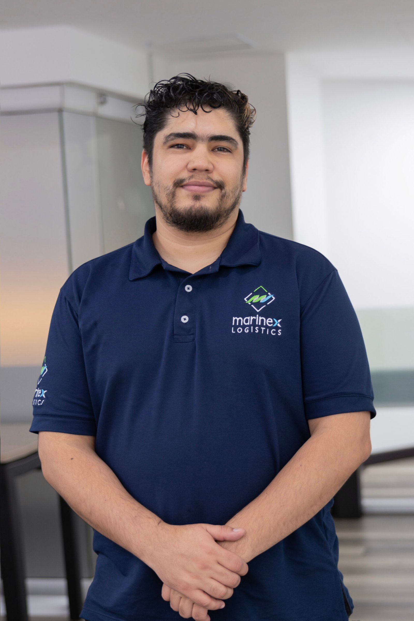 Colaborador de logística con polo bordado