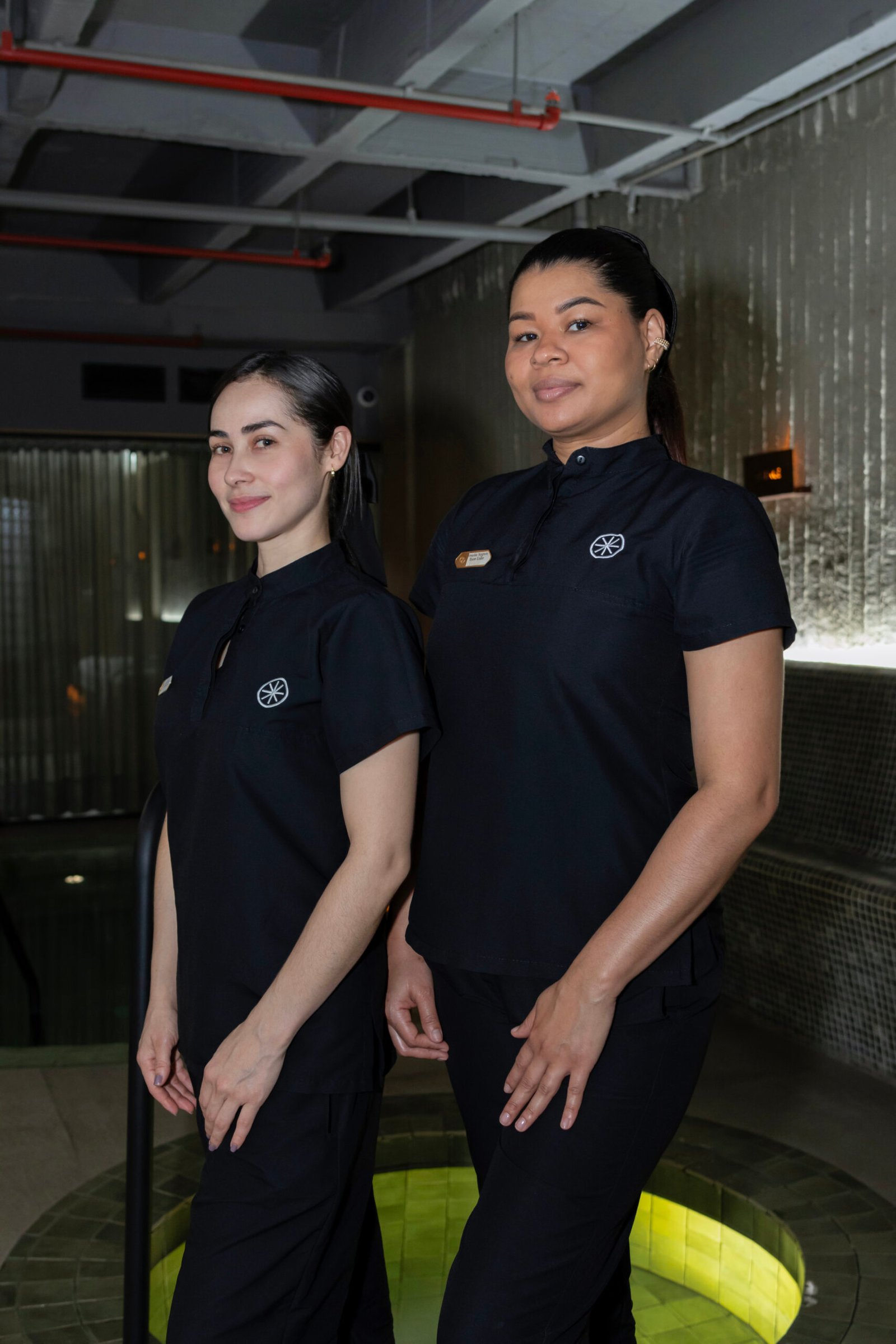 Equipo de spa con uniforme