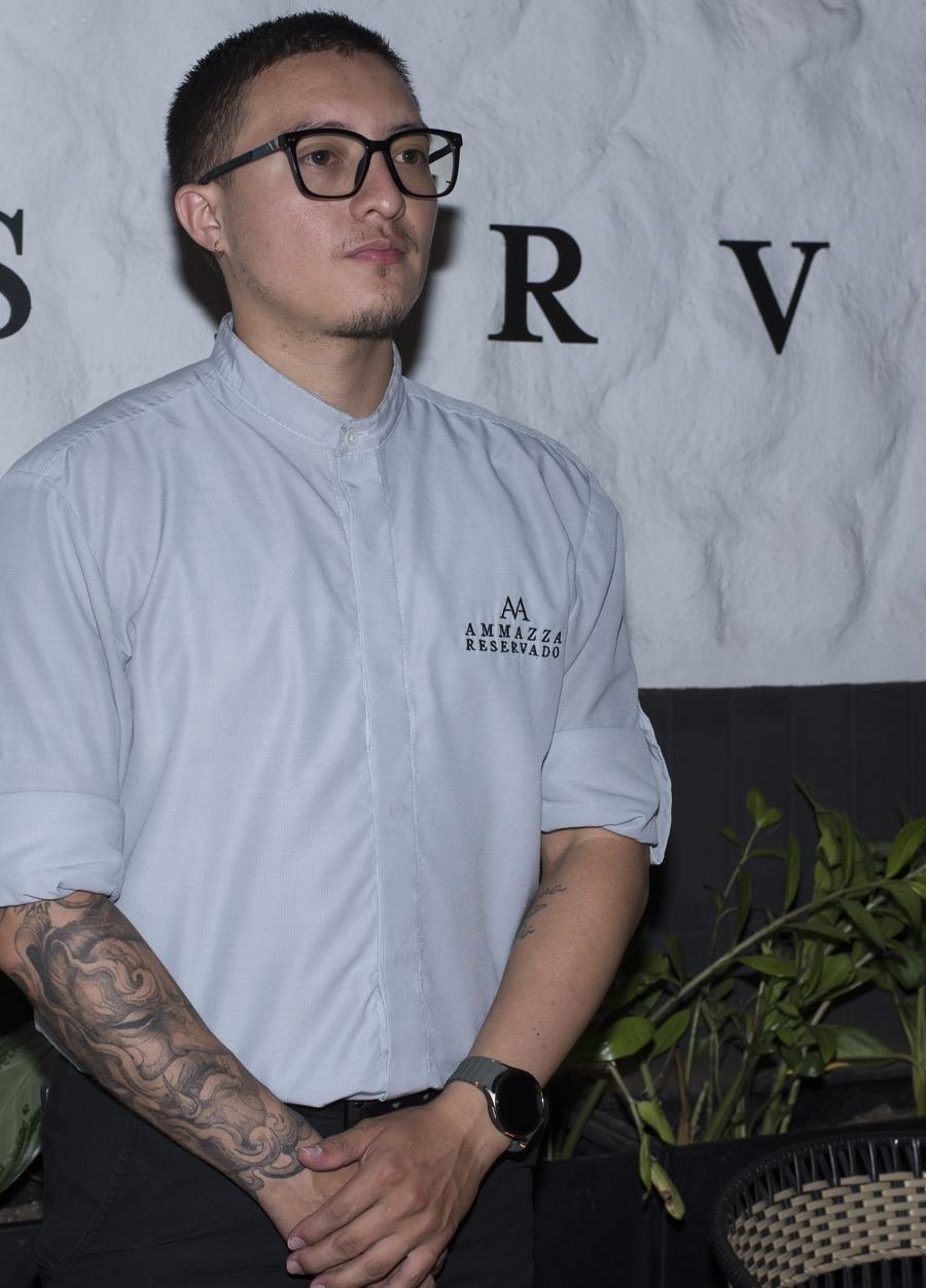 Camisa de servicio con cuello mao y logo bordado