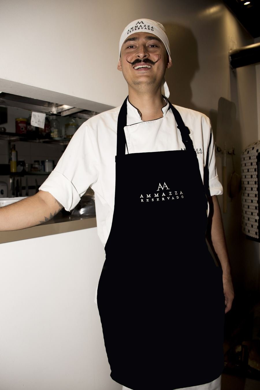 Cocinero con delantal con el logo del restaurante